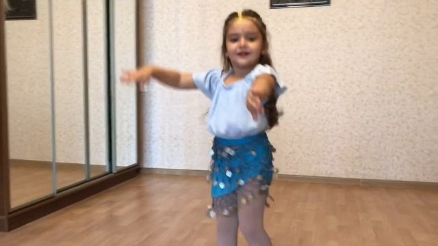 Индийский танец. Индия. Namaste ?? Мандаринка танцует. смотреть онлайн