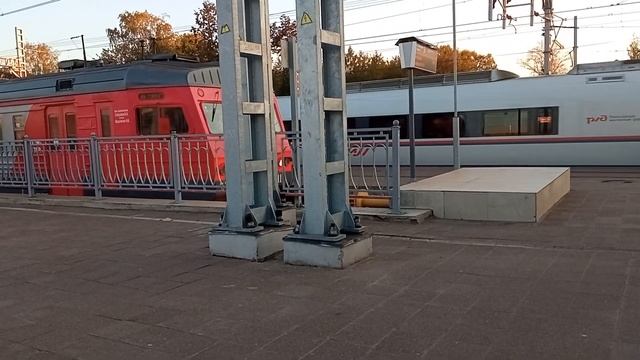 Встреча двух разных поколений: электричка ЭТ2М-117 и "Сапсан" смотреть онлайн