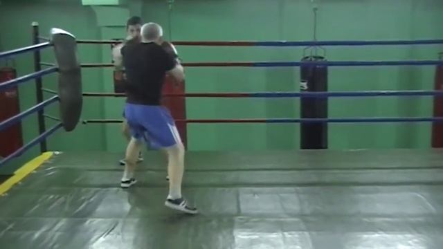 Бокс. Спаринг по заданию, работа передней рукой. раунд 1. смотреть онлайн