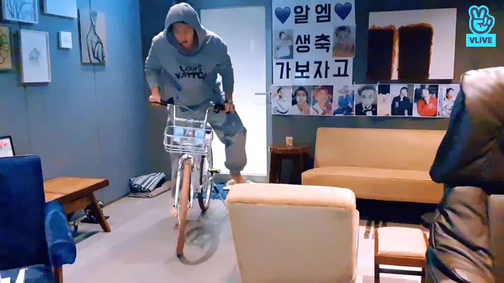 Намджун по студии на велике смотреть онлайн