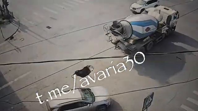 В Астрахани на перекрестке провалился асфальт смотреть онлайн