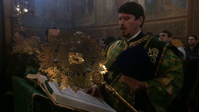 Патриарший протодиакон Константин Барган читает Евангелие смотреть онлайн