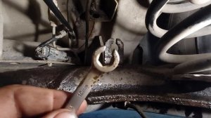 Замена задней тормозной трубки. крепящейся на балке.