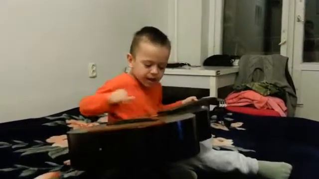 Марк-Малик игра на гитаре. Мальчик покорил интернет. смотреть онлайн