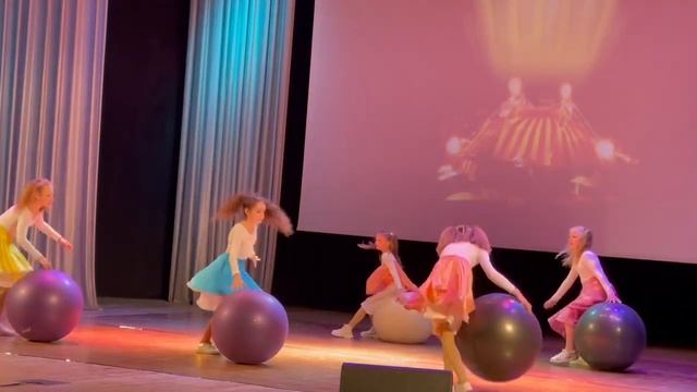 акробатика на мячах " прогулка по городу" . цирковая студия "мы из цирка" смотреть онлайн