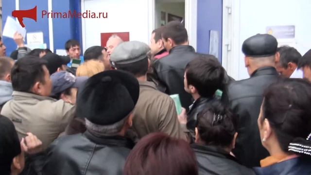Давка в очереди в УФМС Приморского края смотреть онлайн