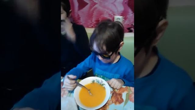 Эдгард мешает кисель,чтобы потом мама сварила ) смотреть онлайн