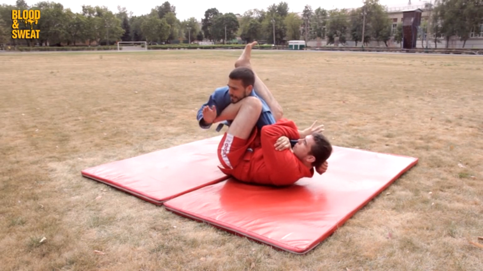 Самбо. Комбинация обратный рычаг руки - болевой на кисть . Sambo. Reverse armbar & wrist lock. смотреть онлайн