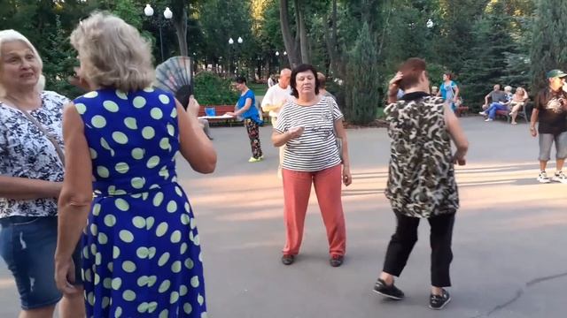 ТУЗ, ВАЛЕТ, КОРОЛЬ БУБНОВЫЙ!???/ТАНЦЫ В ПАРКЕ ГОРЬКОГО ХАРЬКОВ ИЮЛЬ 2021 смотреть онлайн