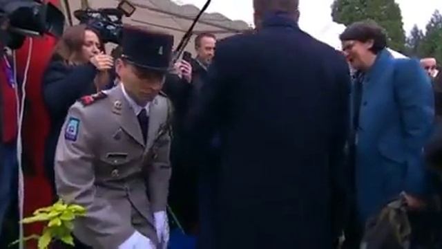 На торжествах во Франции Меркель перепутали с женой Макрона смотреть онлайн