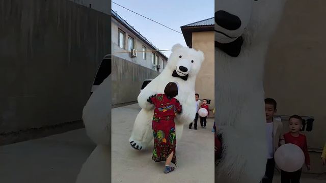Белый мишка. Қызыл раушан. Красная роза. Кішкентай қыздың сүйікті әні.. смотреть онлайн