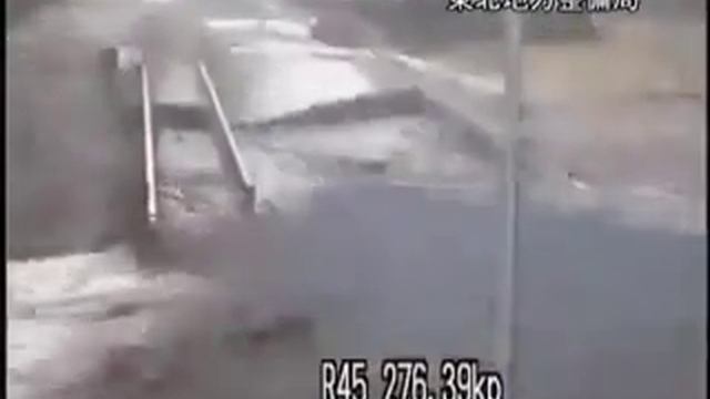 Камеры наблюдения засняли цунами в Японии смотреть онлайн