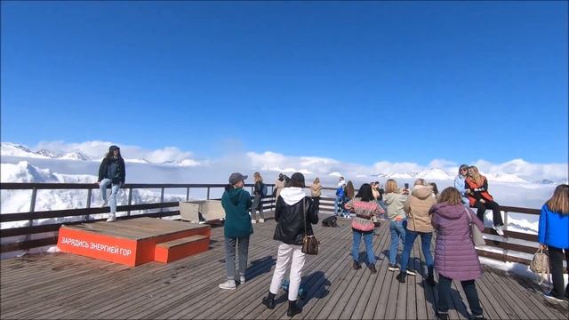 И весна, и зима сейчас в Сочи. Можно на лыжах кататься и на пляже позагорать. смотреть онлайн