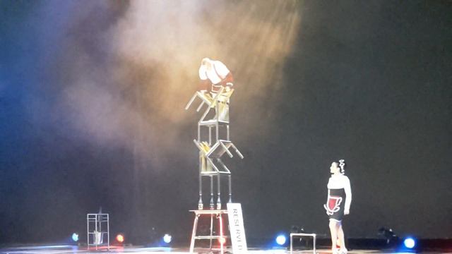 Эквилибрист на стульях Цирк Чудес Equilibrist on chairs Wonderland Circus смотреть онлайн