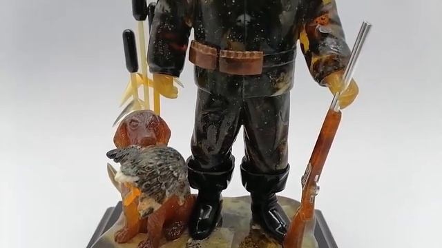 Охотник с собакой сувенир статуэтка из янтаря. Оригинальный подарок любителям охоты от Baltamber смотреть онлайн