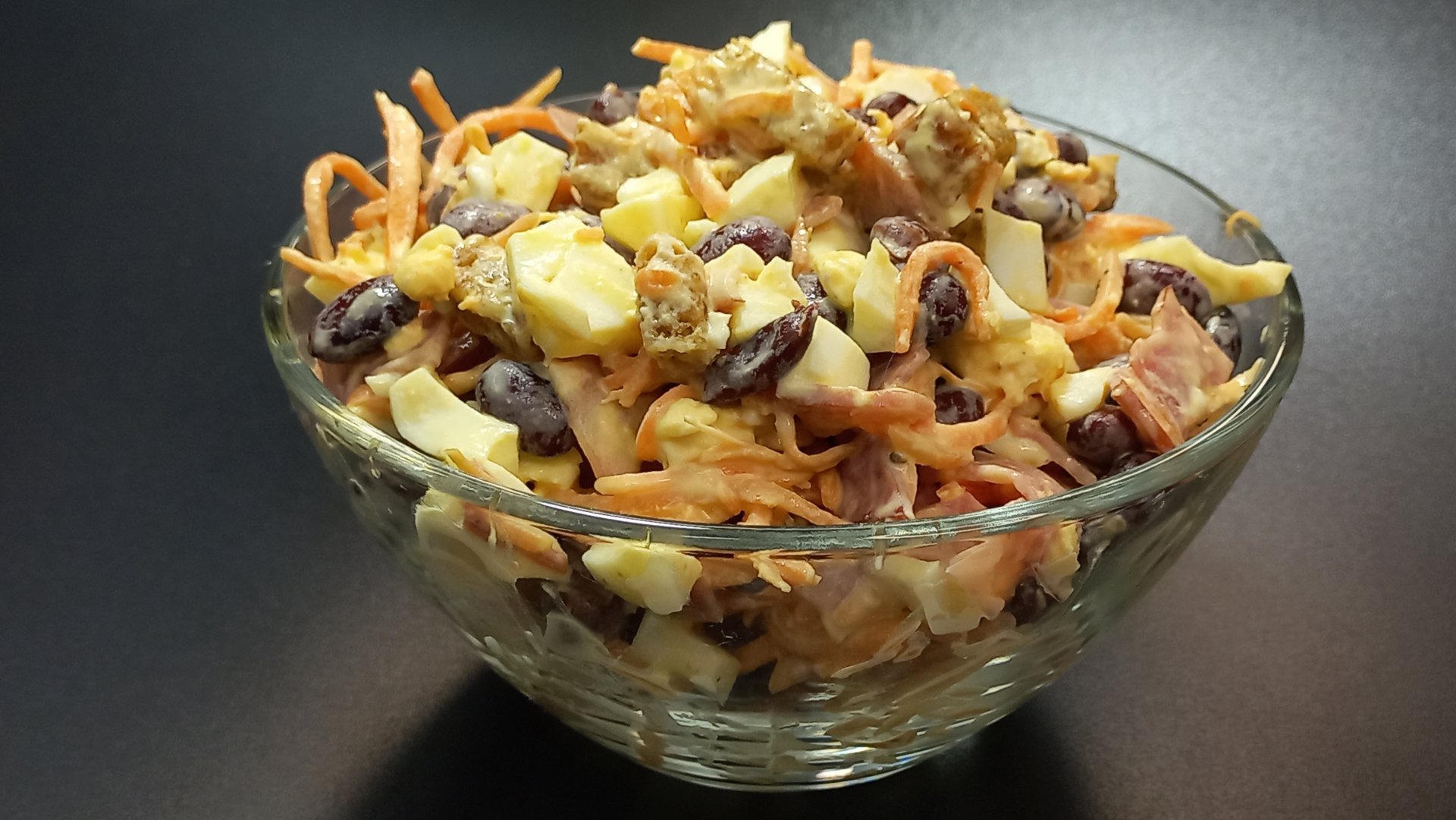 Вкусный салат с фасолью, корейской морковкой, сухариками