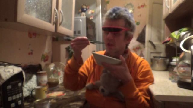 треш мукбанг обжор макароны с горбушой с чайном грибом огурцом и консерва сельдь смотреть онлайн