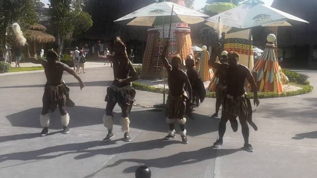 Аборигены встречают гостей в _Vinpearl Safari Phú Quốc