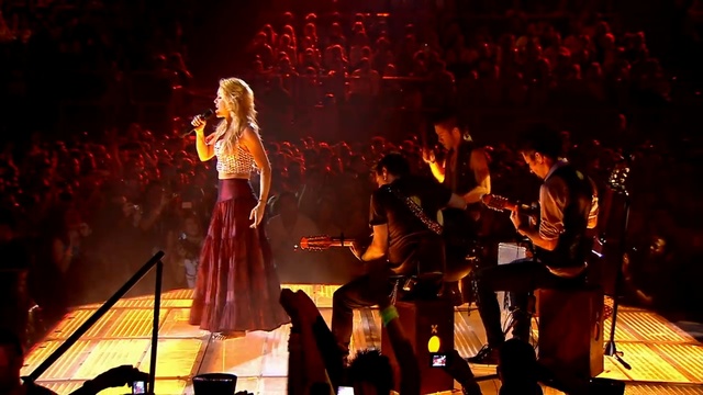 Shakira - Nothing Else MattersDespedida Medley  Live From Paris.