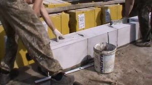 Кладка первого ряда блоков сибита на цоколь