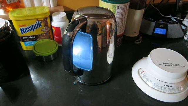 Boiling one litre of water in a non-native 3kW kettle on US 220V power. смотреть онлайн