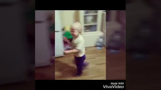Аты- Баты) Забавный малыш повторяет за папой как маршируют в армии))) смотреть онлайн