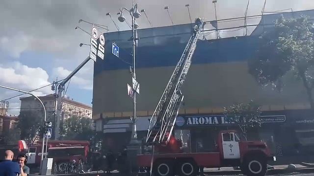 Пожар на Хрещатике напротив ЦУМа смотреть онлайн