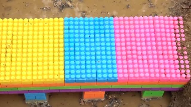 Строим игрушки для детей из блоков Bridge | Строительная техника для детей смотреть онлайн