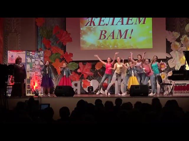 Раздаю прохожим счастье - студия эстрадного вокала "Созвездие" и студия Карины Войтовой смотреть онлайн