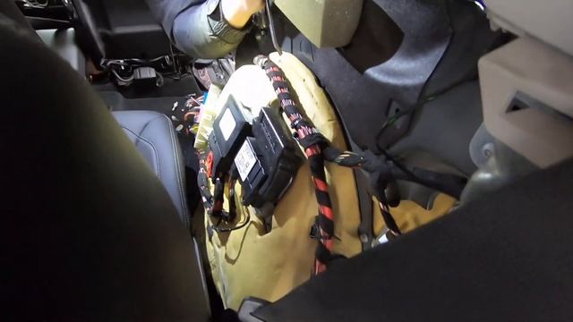 Выездная замена заднего амортизатора с ADS пневмоподвески Mercedes Benz GL 350 CDI X166 смотреть онлайн