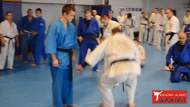 Защитные действия из позиции лёжа на спине от спортсмена в стойке смотреть онлайн