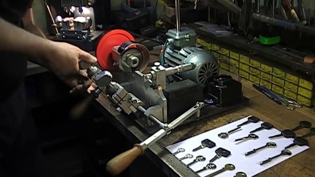 английский станок для производства ключей.avi смотреть онлайн