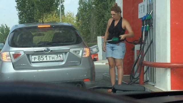 Две блондинки на заправке. смотреть онлайн