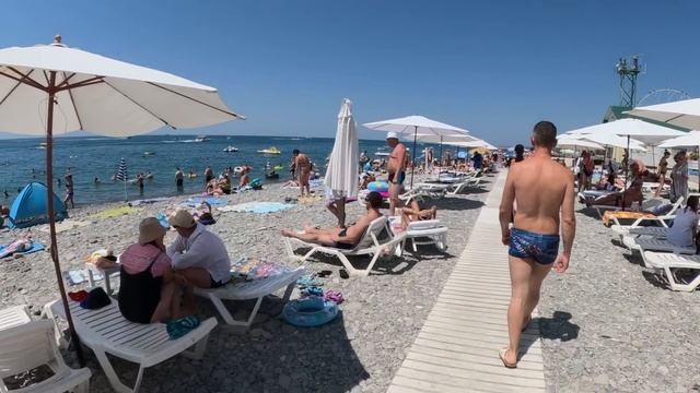 Акула на пляже "Прометей" в Лазаревском. Пляжи Щастье и Салют , август.?ЛАЗАРЕВСКОЕ СЕГОДНЯ?СОЧИ. смотреть онлайн