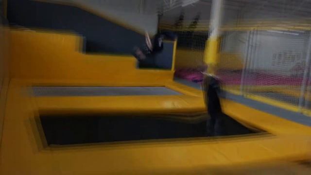 НОВОЕ ВИДЕО!!! БАТУТНЫЙ ЦЕНТР!!! УЧИМСЯ ДЕЛАТЬ САЛЬТО смотреть онлайн