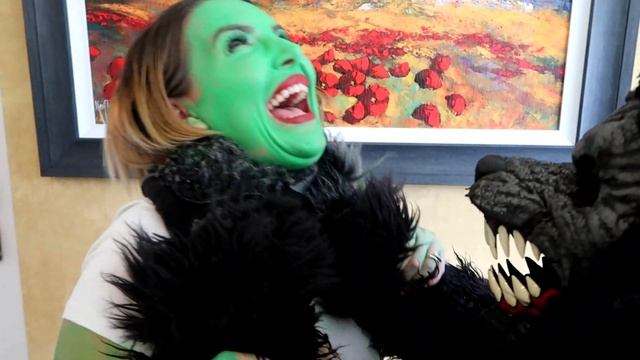 Hulk VS Werewolf Battle In Real Life!! смотреть онлайн