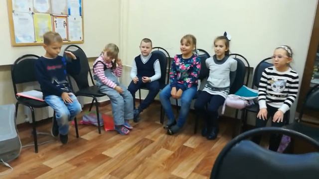 Постановка голоса. Распевка на закрытый рот "р". Младшая группа, фольклорное отделение. смотреть онлайн