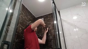 установка смесителя с тропическим душем и классической лейкой