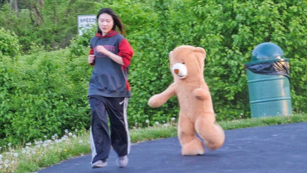 ПРАНК: ИГРУШКА ПРЕСЛЕДУЕТ ЛЮДЕЙ ПО ПЕТАМ ! смотреть онлайн