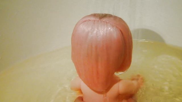 Кукла Мелл купается в ванне и писает. Розовые волосы. Doll Mell Chan смотреть онлайн