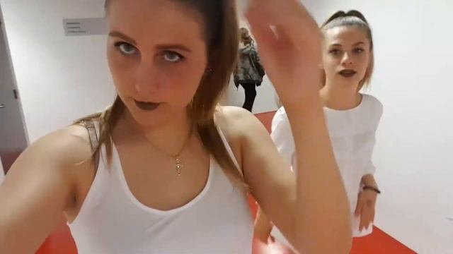 VLOG: МОИ БУДНИ //НА ОДНОЙ СЦЕНЕ С БРЭДОМ ПИТТОМ // ИСПАНКА ПОЁТ НА РУССКОМ смотреть онлайн