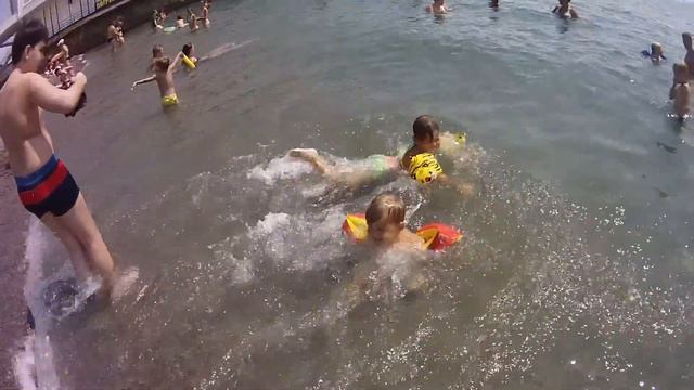 Ромка плавает и ныряет Веселье в море синем Мальчик и море смотреть онлайн