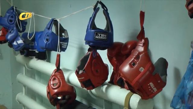 В ЗАЛЕ БОКСА ЛЕТОМ ПРОВЕЛИ РЕМОНТ смотреть онлайн