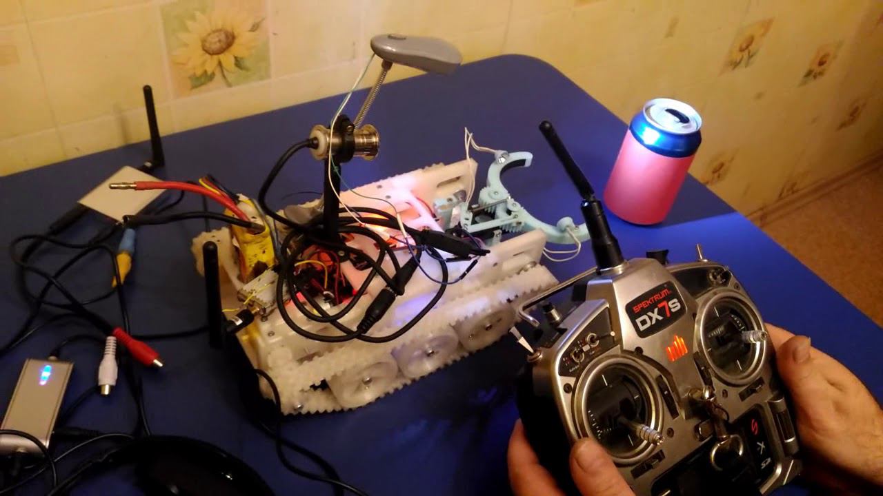 Гусеничная робоплатформа на Arduino Uno и радиоуправление. смотреть онлайн