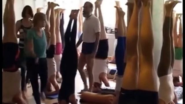 Продолжаем изучать Ширшасану с Маноусом Маносом смотреть онлайн