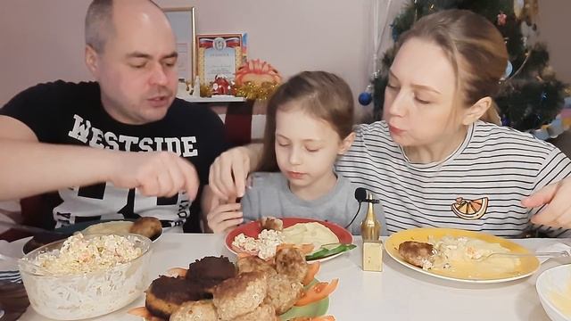 Мукбанг/Очень вкусное Пюре с Котлетками, Оливье??/Подскажите чем кормить Лизи? смотреть онлайн