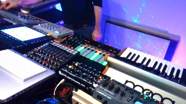 Surrounded by Techno - Live Session with Elektron and Moog machines смотреть онлайн