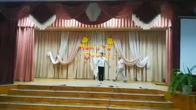 В школе выступают Тимофей и Артем УШУ. Старый Оскол. 12.2017 смотреть онлайн
