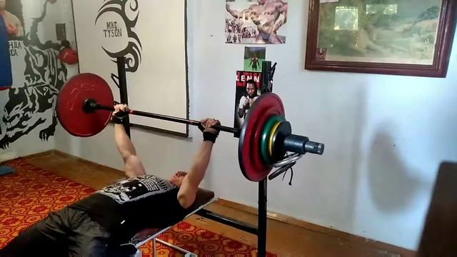 Штанга 125 кг упала на шею смотреть онлайн