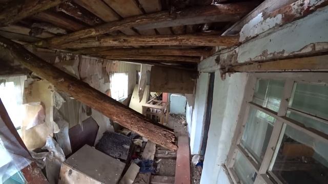 Заброшенная деревня с огромной историей, какие красивые и крепкие кирпичные дома!! смотреть онлайн